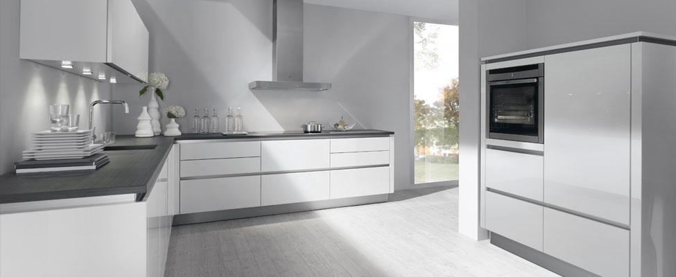 fronty MDF lakierowany, klapy aluminiowe, aventos hf, szuflady tandembox z cichym domykiem, cokół aluminiopodobny, piekarnik i microfala zabudowane w słupku